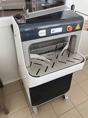 a machine that is sitting on the floor in a room