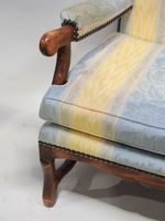 Fauteuil en bois mouluré, garniture en tissu et clous de tap… (photo 5)