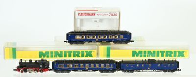 deux petits trains posés l'un sur l'autre sur une table