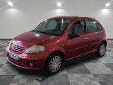 la photo d'une petite voiture rouge garée dans un garage