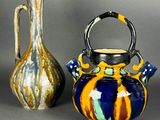 deux vases munis d'anses, posés l'un à côté de l'autre sur une table