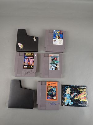 quatre jeux Nintendo posés côte à côte sur la table