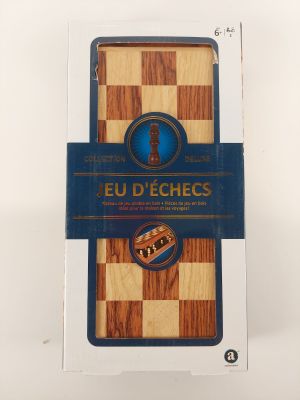 packaging of a wooden case with a chess board inside of it