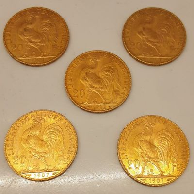 quatre pièces d'or empilées les unes sur les autres sur une table