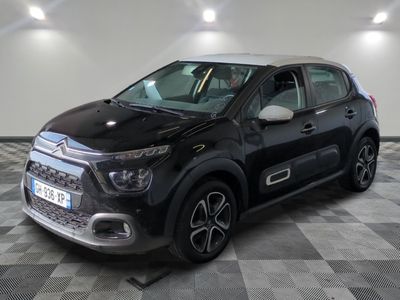 la citrole noire est garée sur un carrelage en damier