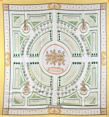 Gros plan sur une écharpe carrée ornée d'un motif