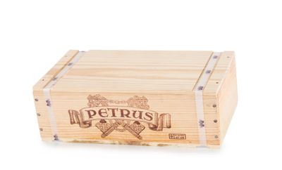 une boîte en bois sur laquelle est collée une étiquette portant l'inscription « Petruss »