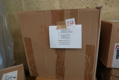 une pile de cartons sur lesquels est accrochée une étiquette