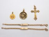 un ensemble d'objets religieux comprenant une croix, une médaille et une médaille