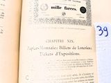 un gros plan d'un livre sur lequel est posé un morceau de papier