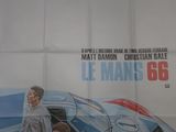 Affiche de cinéma française du film « Le Mans '66 », représentant deux hommes debout à côté d'une voiture de course