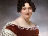 portrait d'une femme en robe rouge avec un châle blanc