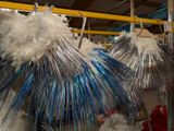 de nombreux sacs contenant des articles blancs et bleus suspendus à un porte-sacs