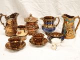 de nombreux types de tasses à café et de soucoupes sur la table