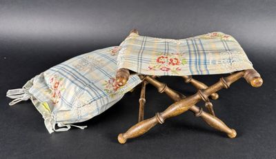 Un petit tabouret en x, dit ployant, et son coussin assorti