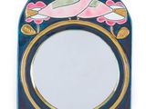 une image représentant un miroir orné d'un oiseau et de fleurs