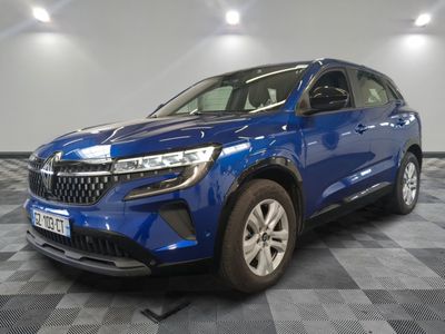 un 4x4 bleu garé dans un garage au sol en damier