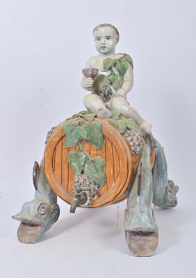 une figurine représentant un enfant assis sur un tonneau