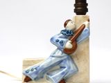 une figurine représentant un homme jouant de la guitare, posée sur une table