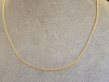 un collier à chaîne en or sur un mannequin mannequin mannequin mannequin mannequin mannequin mannequin mannequin mannequin mannequin