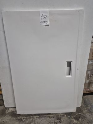un réfrigérateur blanc placé dans une pièce