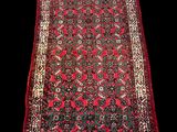 un tapis rouge et noir sur fond noir