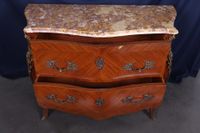 Commode en bois de placage ouvrant à deux tiroirs en facade,… (photo 2)