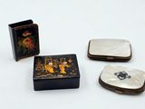 trois petites boîtes sont posées les unes à côté des autres sur une surface blanche