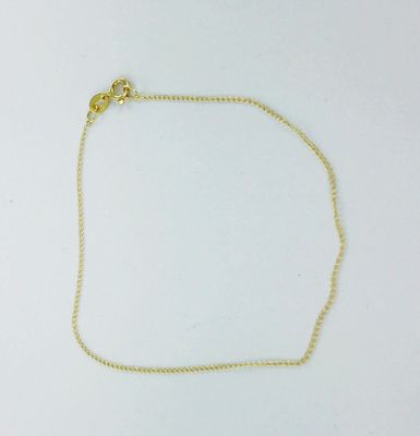 un bracelet à chaîne en or avec une breloque en forme de cœur sur fond blanc