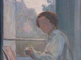 tableau représentant une femme assise à une table devant une fenêtre, en train de lire un livre