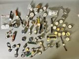 plusieurs types de montres sur la table