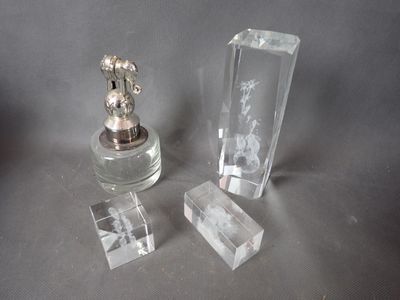 Lot comprenant un flacon en verre et bouchon métal argenté, …