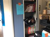 une photo d'une pièce avec une imprimante et une armoire