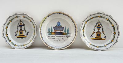 trois assiettes à motifs différents posées sur une surface blanche