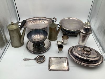 Important lot d’ustensiles de cuisine en métal argenté. Plat…