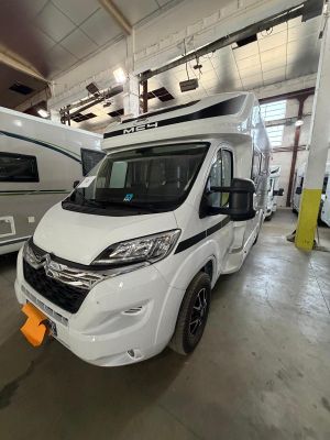 le camping-car est garé dans le garage de l'immeuble