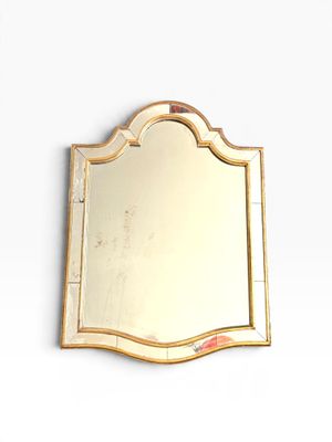 un miroir accroché au mur