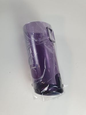 un objet violet dans un sac en plastique posé sur une surface blanche
