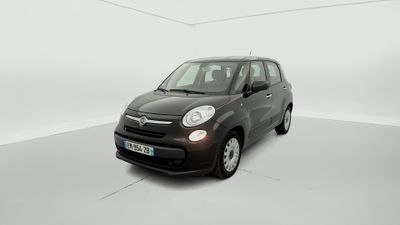 La petite voiture noire est garée dans une pièce blanche.