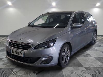 la voiture argentée est garée dans le garage sur le sol en damier