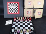 un gros plan sur une boîte contenant un échiquier et quelques figurines