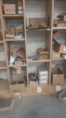 1 stock quincaillerie : pivots, charnières, vis, coulisses, …