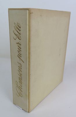 un vieux livre écrit posé sur une surface blanche