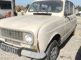 un camion blanc garé dans un parking
