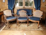 trois chaises et un canapé dans un salon