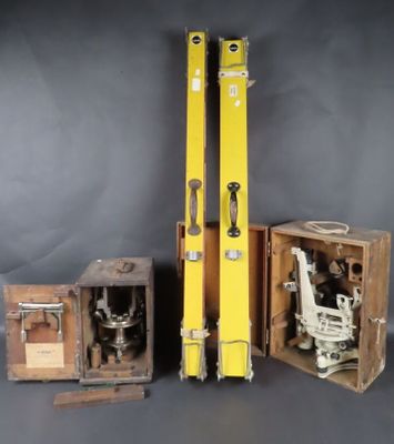 Ancien matériel de géomètre comprenant : 1 Tachéomètre autor…