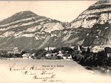 une photo en noir et blanc représentant une vue sur une chaîne de montagnes