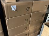 plusieurs cartons sont empilés les uns sur les autres dans un entrepôt