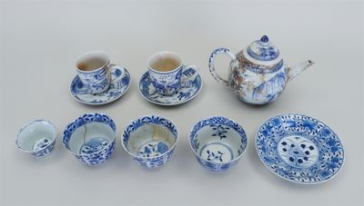 un service à thé bleu et blanc posé sur une table