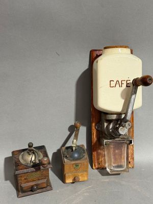 un petit moulin à café et un autre petit moulin à café, placés l'un à côté de l'autre
